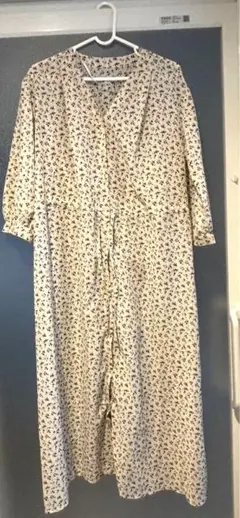 GU フラワープリントVネックワンピース　ロングガウン　小花柄
