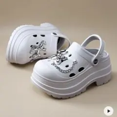 ホワイトビジュー付き厚底 クロックス風 サンダル