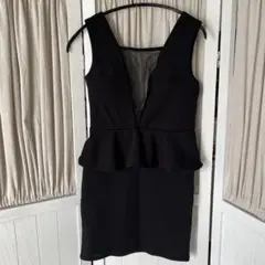 黒いペプラムVネックドレス