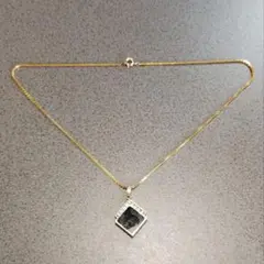 ネックレス　ゴールド　ペンダント　スクエア