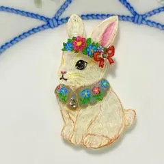 花冠うさぎのブローチ　ハンドメイド