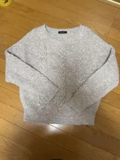 グレー ケーブルニット パール付き 長袖セーター