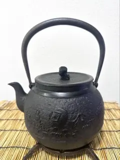 未使用品、長期保管品　南部長文堂　長谷川 光昭作２５型吉兆文様　南部鉄瓶のサムネイル