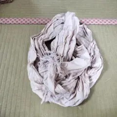 ベージュの花柄ストール