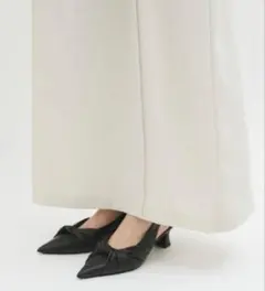 ADAM ET ROPE FEMME リボンバックストラップパンプスのサムネイル