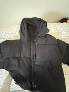 黒いダウンジャケット フード付き