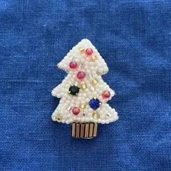 クリスマスツリー① ホワイト　ビーズブローチ　ハンドメイド