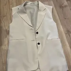 GU アイボリー　ノースリーブジャケット
