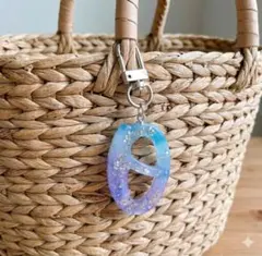 【O】イニシャルキーホルダー　スペースカラー　宇宙　アルファベット　レジン