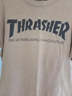 10THRASHER ベージュ Tシャツ 夏服　ロゴ入り　シンプル