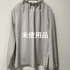 グレージュの フリルネック 長袖シャツ