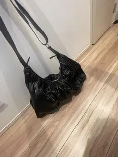 ZARA プリーツ ショルダーバッグ ブラックのサムネイル