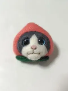 羊毛フェルト　グレー白猫ちゃんブローチ(桃かぶりもの)