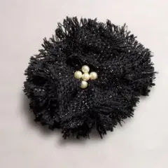 【新品】黒花形　フラワー　ブローチ、ブローチ、 パール風ビーズ付ラメ入り