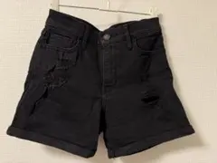 Hollister ブラック ダメージ加工 花柄刺繍 ショートパンツのサムネイル
