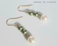 ♡スワロフスキーのグリーンとホワイトパールの揺れるピアス♡