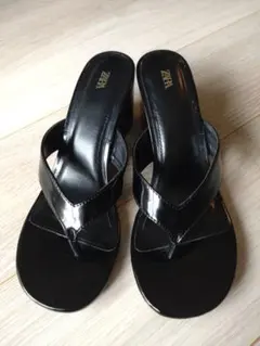 ZARA ブラック エナメル トングサンダル ミュールのサムネイル