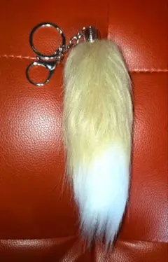 K*Z様 新品 ファー しっぽ キーホルダー ベージュとホワイト ふわふわ