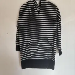 フード付き黒と白ストライプニットセーター