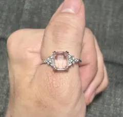 ピンク色の宝石が特徴的な指輪