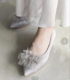 れ*ず様 【美品】RANDAフラワー装飾グレーフラットシューズのサムネイル