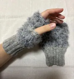 グレーのファー指なしアームカバー