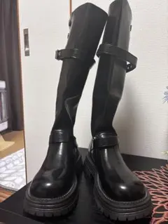 ブラックバックル付きロングブーツ