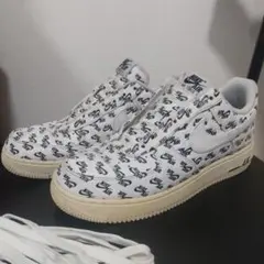 NIKE AIR FORCE 1 スニーカー 総柄モデル 白色。サイズ24.5