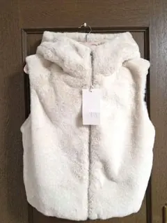 ZARA フード付き フェイクファー ホワイトベスト今季物