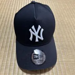NEW ERA ブラック トラッカーキャップ