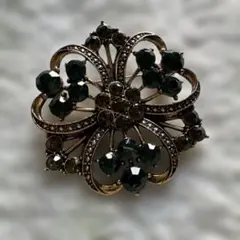 ヴィンテージ風　フラワーデザインブローチ クリスタルストーン装飾　明るめゴールド