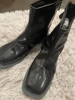 黒いジッパーブーツ