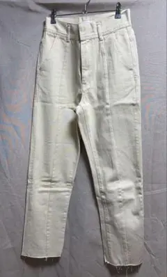 【KBF】カットオフ デニムパンツ アイボリーのサムネイル