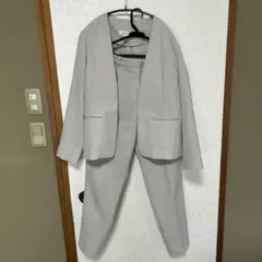 ベージュノーカラー パンツスーツ上下のサムネイル