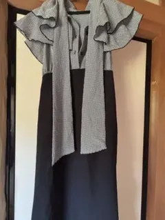 エレガントなフリル付きワンピース