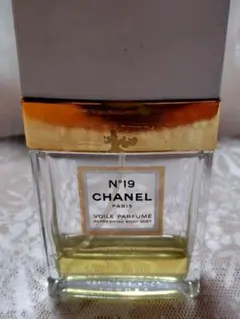 CHANEL N°19