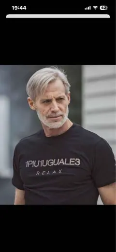 1PIU1UGUALE3 RELAX ランダムラインストーン半袖Tシャツ　2枚のサムネイル