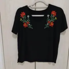 花柄刺繍付き黒VネックTシャツ