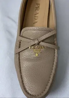 PRADA ベージュ レザー ローファー