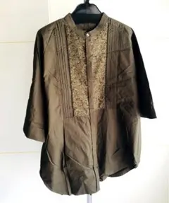 JEANASIS｜ジーナシス オリーブ色 刺繍入り五分袖シャツ