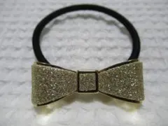 ゴールド系色のラメ付き　ゴールドメタル系のリボン型　ヘアゴム