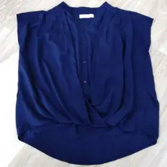 セシルマクビー 薄手のシャツ 紺色 Mサイズ！一枚でかわいいです。ノースリー！