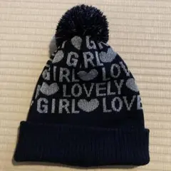 黒のニット帽 ポンポン付き 文字デザイン