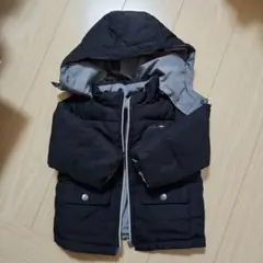 黒いフード付きナイロンアウター