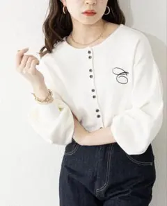 chico 胸刺繍ボタンカーディガン