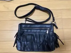フリンジ付き黒ショルダーバッグ