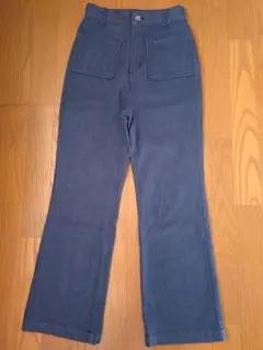 Omekashi センタープレスフレアパンツ