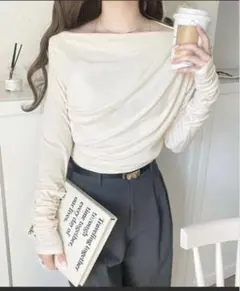 クラシカルエルフ アシメドレープオフショルフライスプルオーバー クリーム色のサムネイル