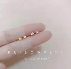 ラスト一点大人気　セール中小さなお花　ピアス　 ゴールド小ぶり可愛い