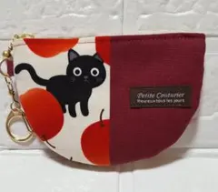 猫好きさんの半月ポーチ　りんごと黒猫